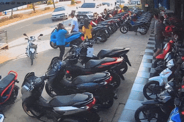 Clip: Ô tô tông trúng người đi đường rồi lao vào cửa hàng xe máy