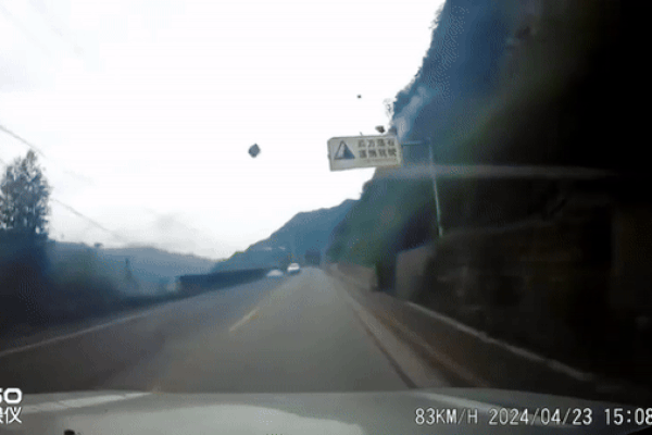 Clip: Phản xạ cực nhanh, tài xế ô tô thoát loạt tai nạn trên đường-1