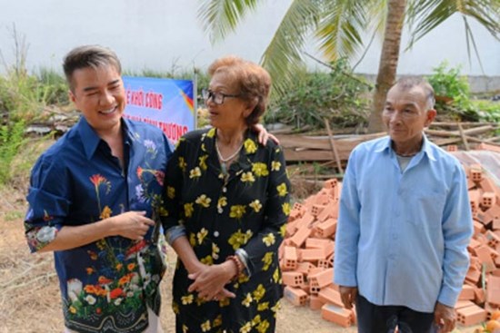 Mr Đàm tự chi 400 triệu xây nhà cho cha 1 phạm nhân và loạt sao Việt làm từ thiện không kêu gọi quyên góp