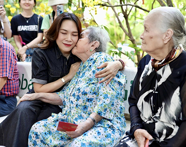 Nữ ca sĩ gốc Đà Nẵng nổi tiếng Làn sóng xanh những năm 2000: 43 tuổi giàu có, trẻ đẹp nhưng vẫn độc thân-6