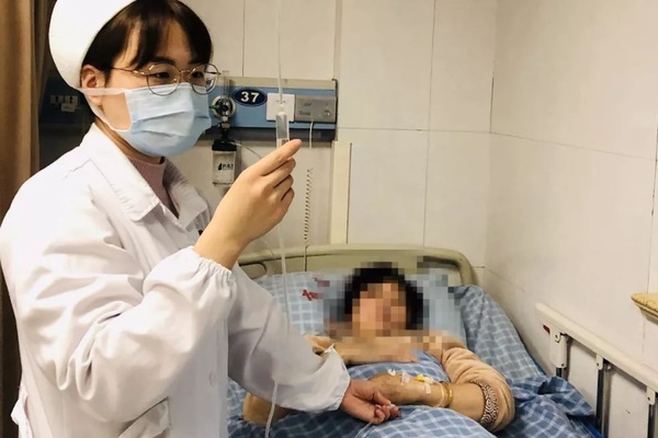 Người phụ nữ phát hiện sỏi dạ dày to bằng quả bóng bàn sau 1 tuần ăn măng-1