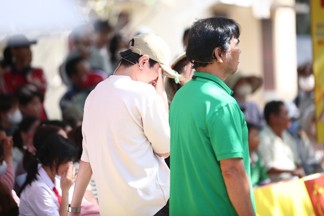 Kiều Minh Tuấn bật khóc nức nở: Khi cha mất, em tôi còn không thấy mặt cha-1