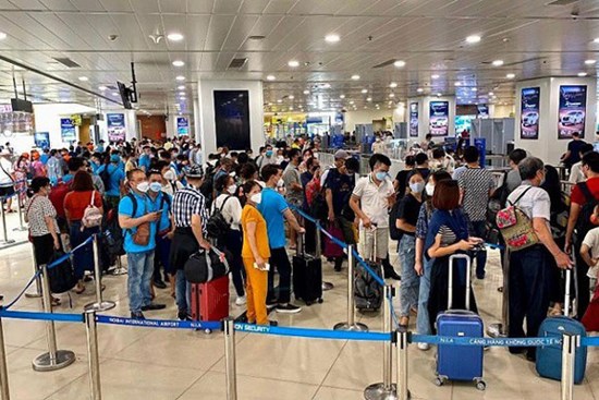 Hoảng hốt với tiền vé máy bay cho gia đình 4 người tới các điểm du lịch dịp nghỉ lễ