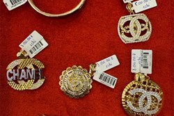 Tiệm vàng ở Vĩnh Phúc bán sản phẩm giả nhãn hiệu Gucci, Dior, Louis Vuitton