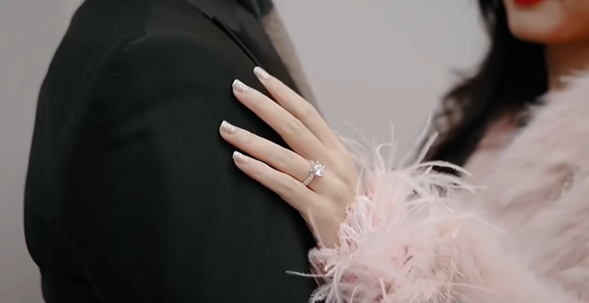 Midu tung clip ngập cẩu lương trước thềm công khai chồng doanh nhân: Dâu rể khóa môi tình tứ, hé lộ cận nhẫn cầu hôn-1