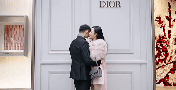 Midu tung clip ngập cẩu lương trước thềm công khai chồng doanh nhân: Dâu rể khóa môi tình tứ, hé lộ cận nhẫn cầu hôn-3