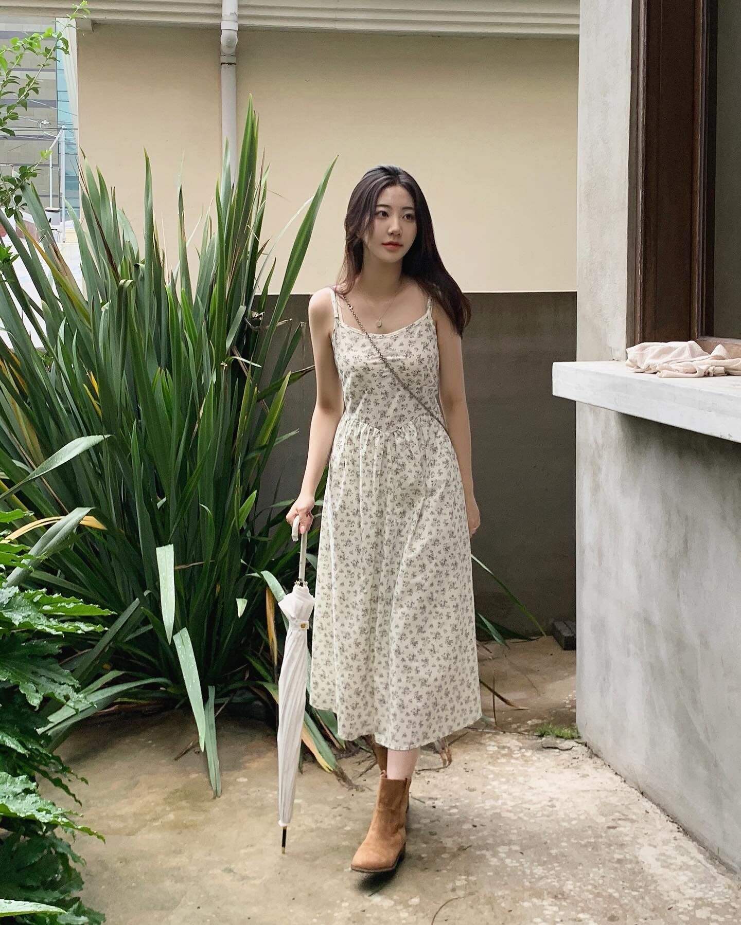 4 mẫu váy hai dây trẻ trung nên có trong tủ đồ hè-6