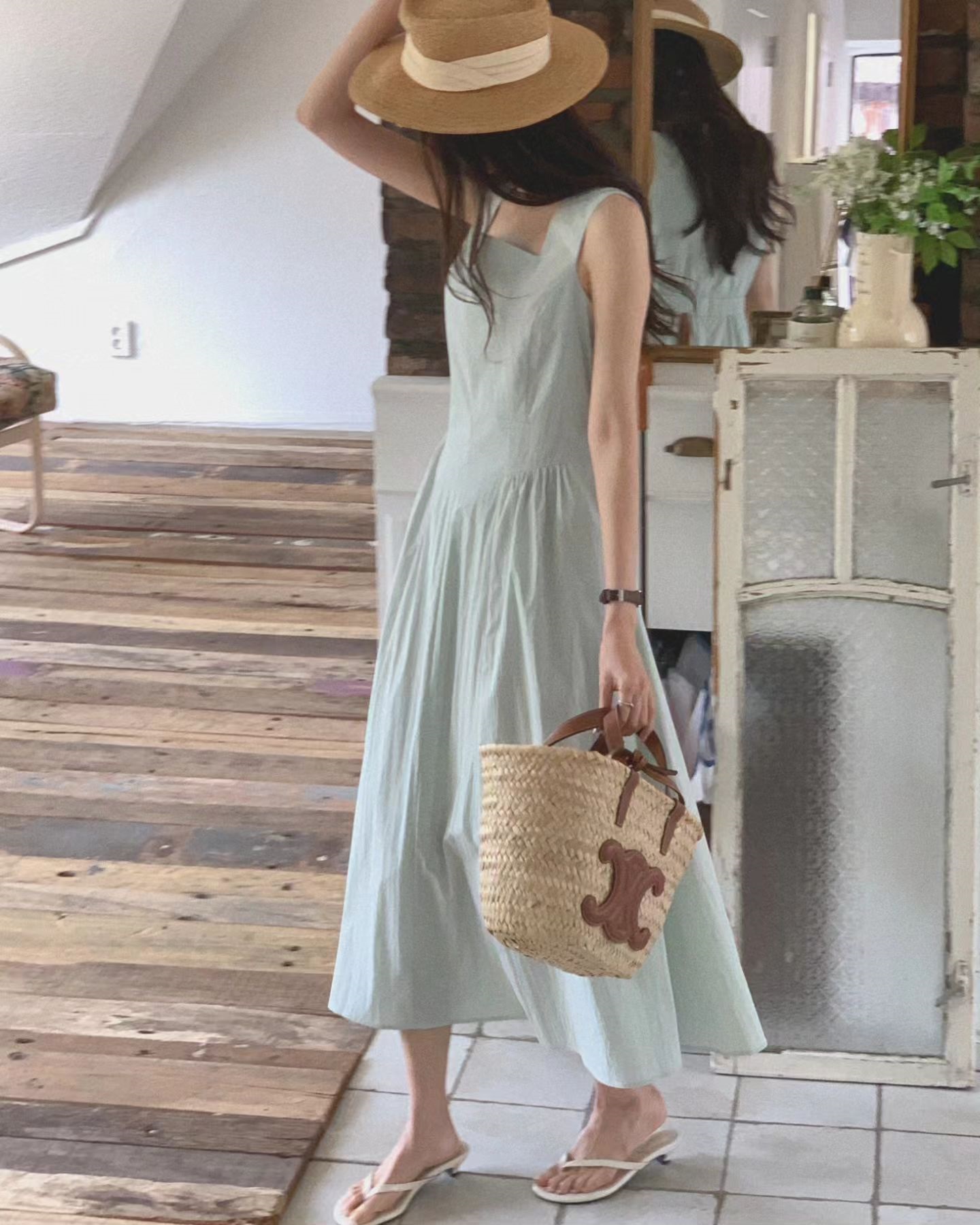 4 mẫu váy hai dây trẻ trung nên có trong tủ đồ hè-7