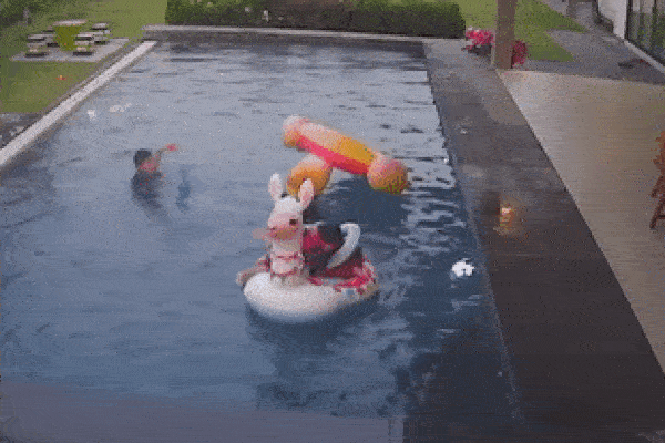 Kịch tính khoảnh khắc bé trai 5 tuổi may mắn sống sót khi chìm sâu trong bể bơi