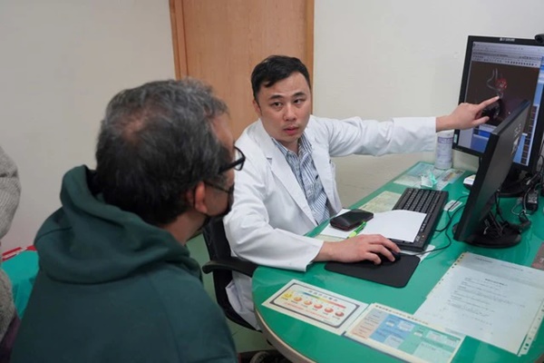 Người đàn ông suýt chết sau một cơn đau đầu: BS cảnh báo người có 1 trong 7 đặc điểm này cần cẩn trọng-1