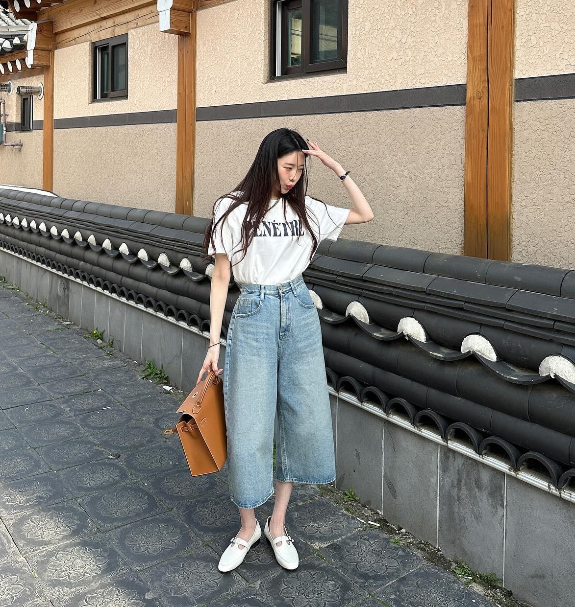 10 công thức áo thun và quần jeans cứ mặc là trẻ trung, sành điệu miễn bàn-1