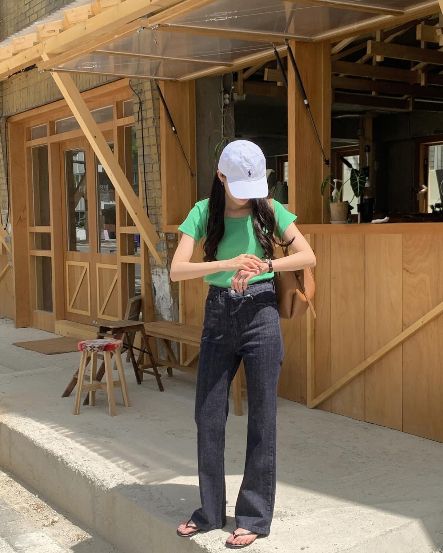 10 công thức áo thun và quần jeans cứ mặc là trẻ trung, sành điệu miễn bàn-3