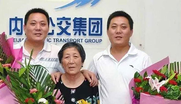 Nhận lầm người ở quán lẩu, vô tình giúp bạn tìm được em sinh đôi thất lạc 41 năm-2