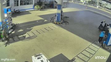 Hú vía khoảnh khắc xe điên mất lái tông sập cây xăng, húc người đàn ông ngã sõng soài trên mặt đất-1