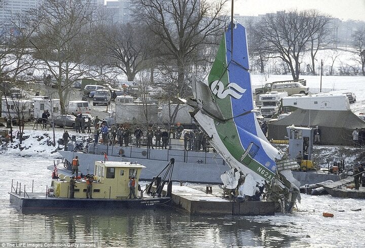 Phi công cho con 15 tuổi cầm lái, máy bay gặp nạn khiến 75 người thiệt mạng-3
