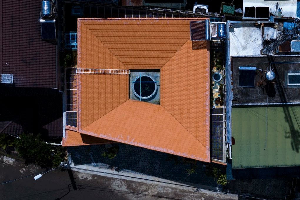 Căn nhà độc đáo với mái ngói ngược và chức năng bẫy gió tại Lâm Đồng-1