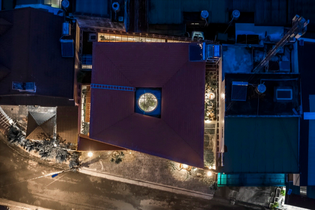 Căn nhà độc đáo với mái ngói ngược và chức năng bẫy gió tại Lâm Đồng-4