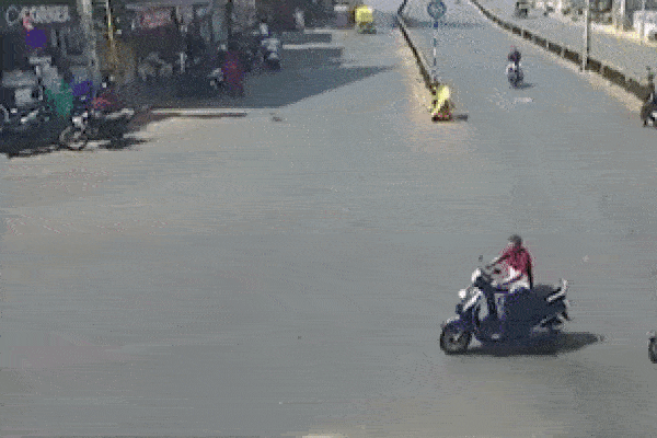 Phóng nhanh qua giao lộ, xe buýt đâm trúng người đi xe máy rồi bỏ chạy