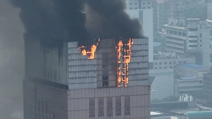 Nếu có hỏa hoạn ở tòa nhà cao tầng, nên chạy lên hay chạy xuống để thoát hiểm?-1