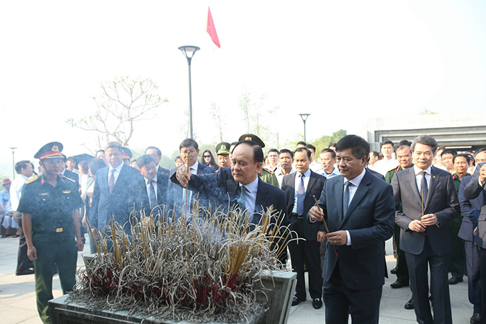 Đoàn đại biểu thành phố Hà Nội dâng hương tưởng niệm các anh hùng liệt sĩ tại tỉnh Điện Biên-3