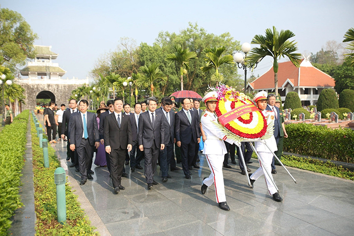 Đoàn đại biểu thành phố Hà Nội dâng hương tưởng niệm các anh hùng liệt sĩ tại tỉnh Điện Biên-4
