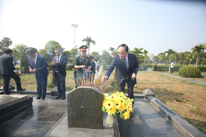 Đoàn đại biểu thành phố Hà Nội dâng hương tưởng niệm các anh hùng liệt sĩ tại tỉnh Điện Biên-5
