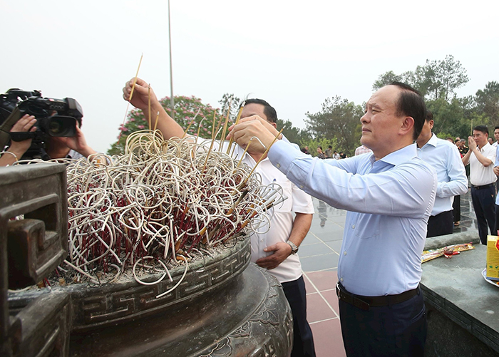 Đoàn đại biểu thành phố Hà Nội dâng hương tưởng niệm các anh hùng liệt sĩ tại tỉnh Điện Biên-7