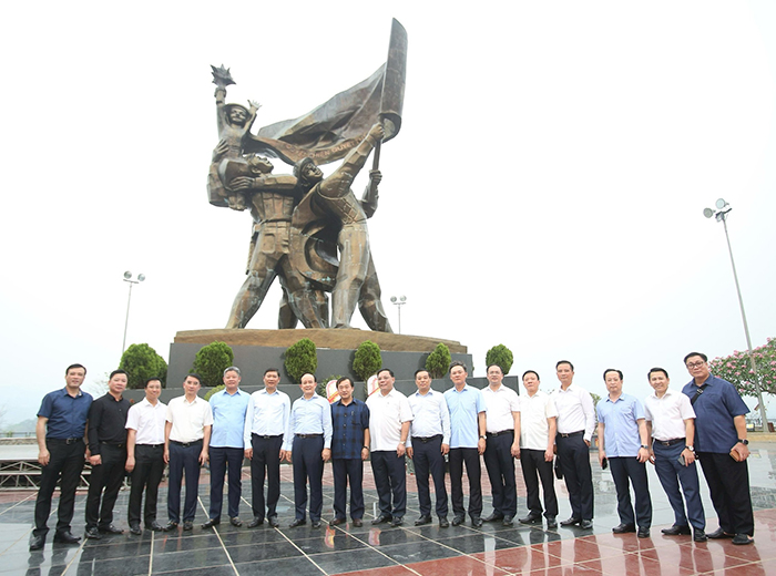 Đoàn đại biểu thành phố Hà Nội dâng hương tưởng niệm các anh hùng liệt sĩ tại tỉnh Điện Biên-8