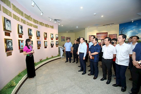 Đoàn đại biểu thành phố Hà Nội dâng hương tưởng niệm các anh hùng liệt sĩ tại tỉnh Điện Biên