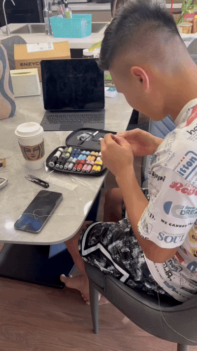 Danh tính thanh niên thu nhập hàng chục tỷ/năm, về nhà vẫn nấu ăn may váy cho vợ: Cô gái nào cưới được anh này có phúc thế!-2