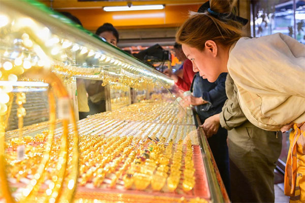 Giá vàng hôm nay 29/4/2024 quay đầu lao dốc, SJC đắt hơn thế giới gần 14 triệu-2