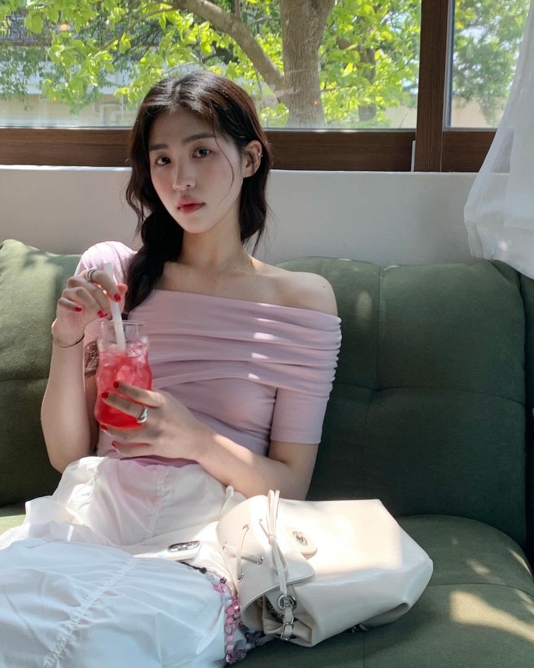 5 kiểu áo xinh xắn, lên hình đẹp chuẩn nàng thơ khi đi du lịch-2