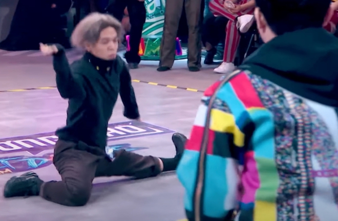 Cái ôm của Bảo Anh và bạn trai tin đồn Nega trên sóng truyền hình-1