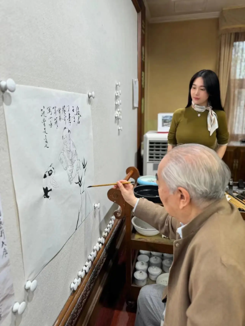 Bậc thầy thư pháp Trung Quốc 86 tuổi kết hôn lần thứ 4 với nữ MC truyền hình kém 50 tuổi: Hạnh phúc viên mãn bên vợ đẹp và khối tài sản hàng tỷ Nhân dân tệ-2