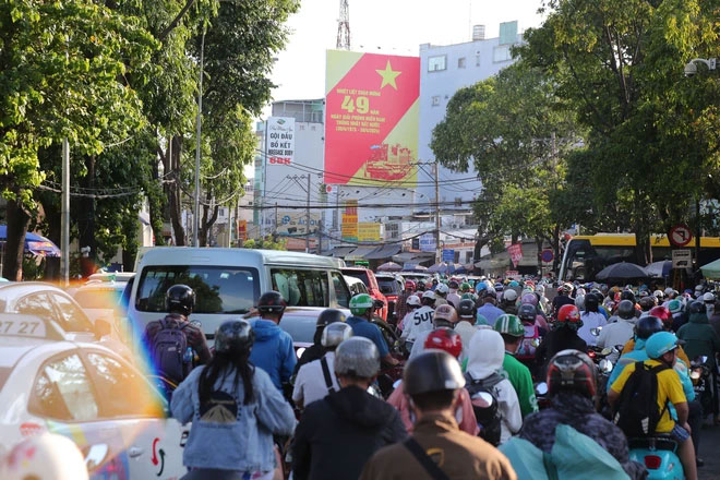 Dòng người rồng rắn nhau ở cửa ngõ miền Tây rời TP.HCM về nghỉ lễ 30/4 - 1/5-3