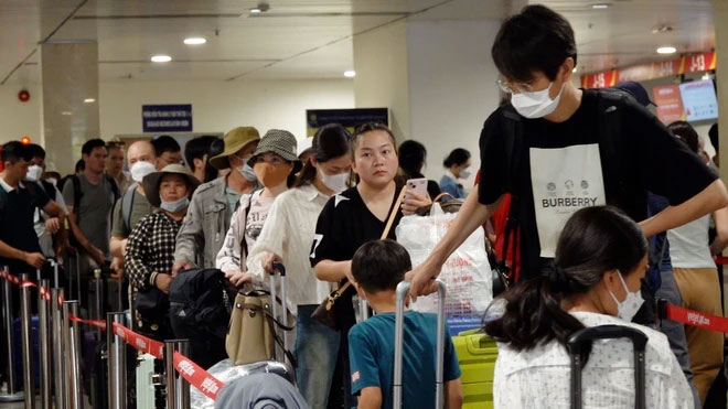 Dòng người rồng rắn nhau ở cửa ngõ miền Tây rời TP.HCM về nghỉ lễ 30/4 - 1/5-8