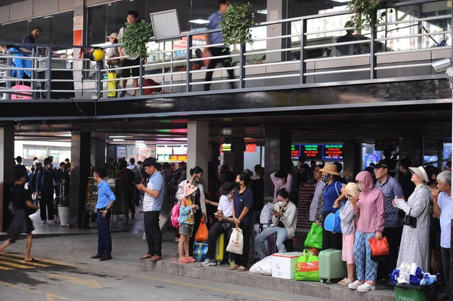 Dòng người rồng rắn nhau ở cửa ngõ miền Tây rời TP.HCM về nghỉ lễ 30/4 - 1/5-20