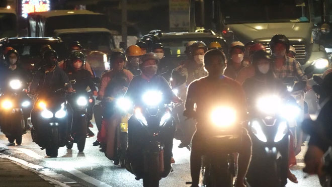 Dòng người rồng rắn nhau ở cửa ngõ miền Tây rời TP.HCM về nghỉ lễ 30/4 - 1/5-22