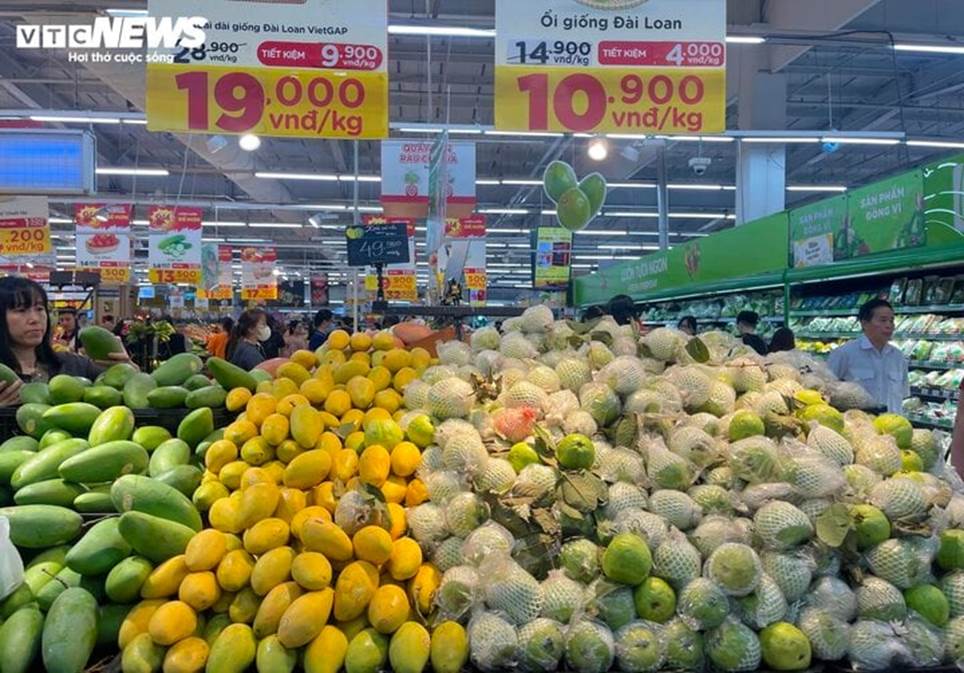 Siêu thị tích hàng, khuyến mại rầm rộ hút khách mua sắm dịp nghỉ lễ 30/4-1