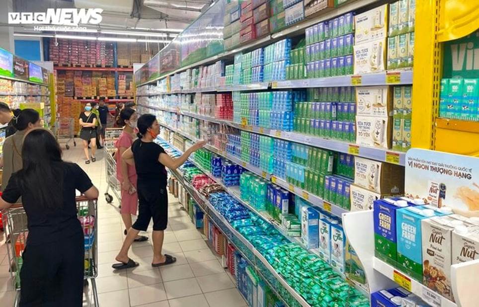 Siêu thị tích hàng, khuyến mại rầm rộ hút khách mua sắm dịp nghỉ lễ 30/4-2