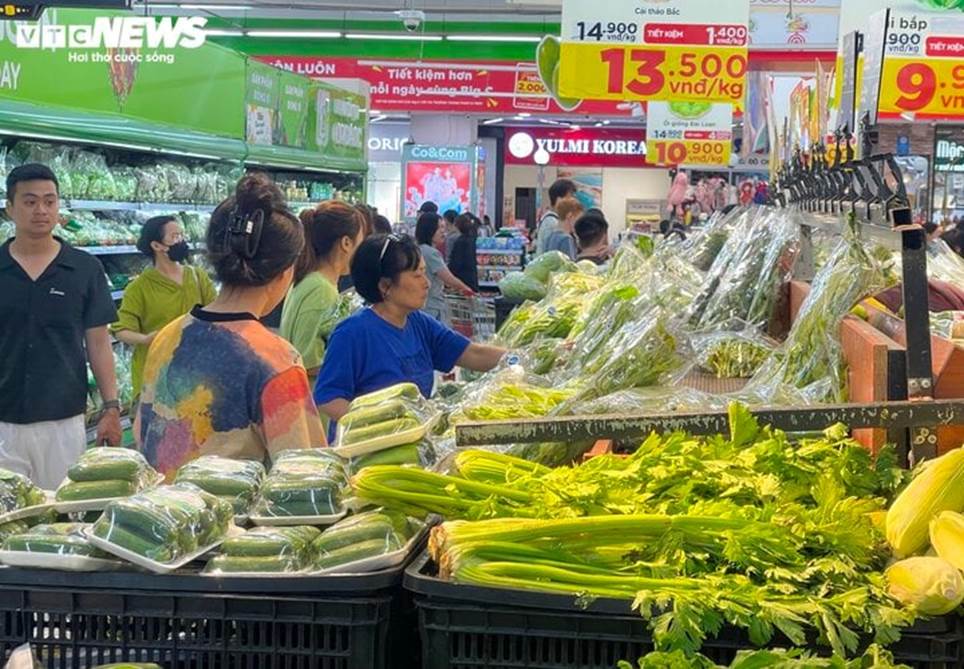 Siêu thị tích hàng, khuyến mại rầm rộ hút khách mua sắm dịp nghỉ lễ 30/4-3