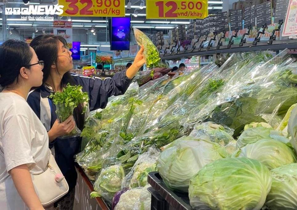 Siêu thị tích hàng, khuyến mại rầm rộ hút khách mua sắm dịp nghỉ lễ 30/4-4