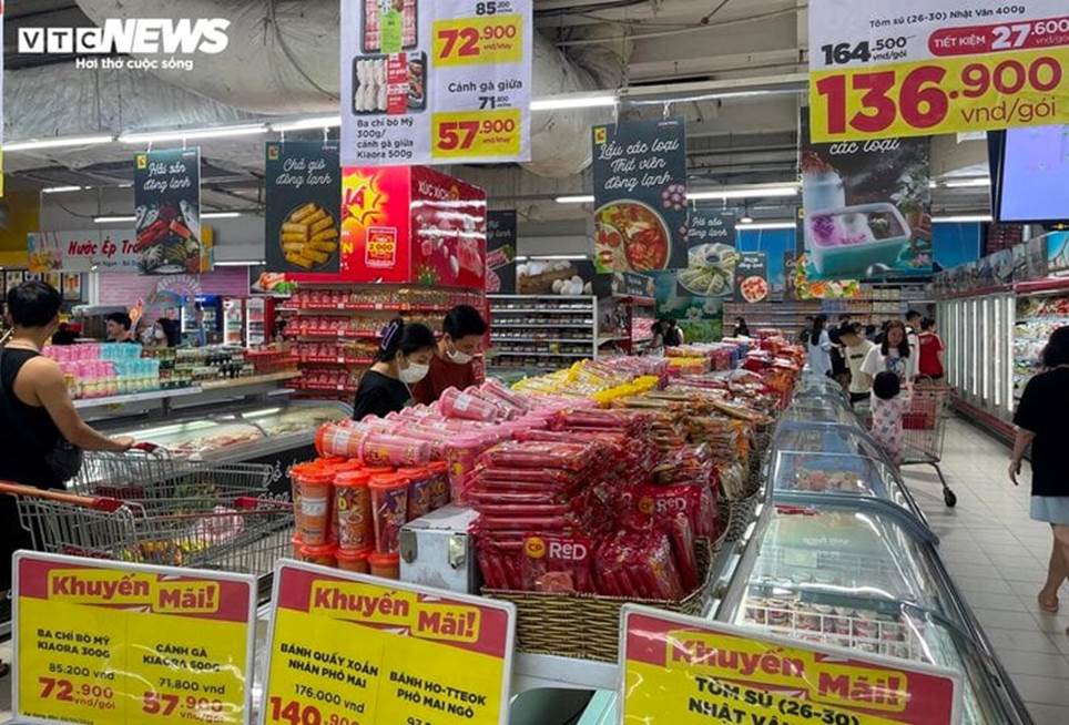 Siêu thị tích hàng, khuyến mại rầm rộ hút khách mua sắm dịp nghỉ lễ 30/4-5