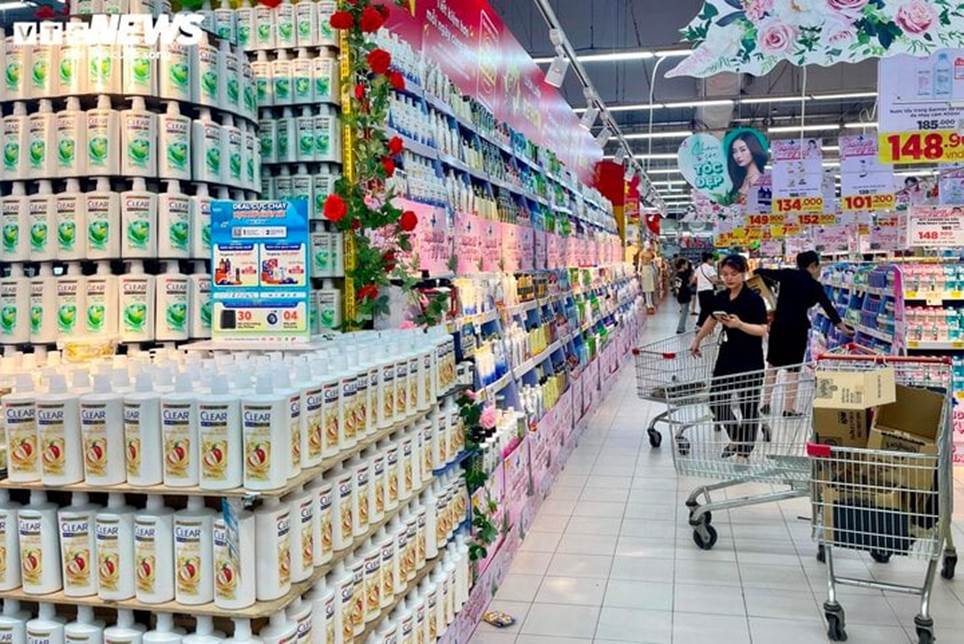 Siêu thị tích hàng, khuyến mại rầm rộ hút khách mua sắm dịp nghỉ lễ 30/4-6