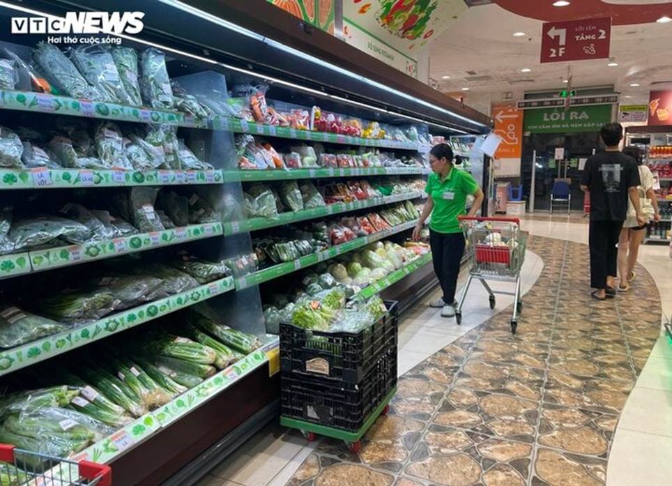 Siêu thị tích hàng, khuyến mại rầm rộ hút khách mua sắm dịp nghỉ lễ 30/4-7