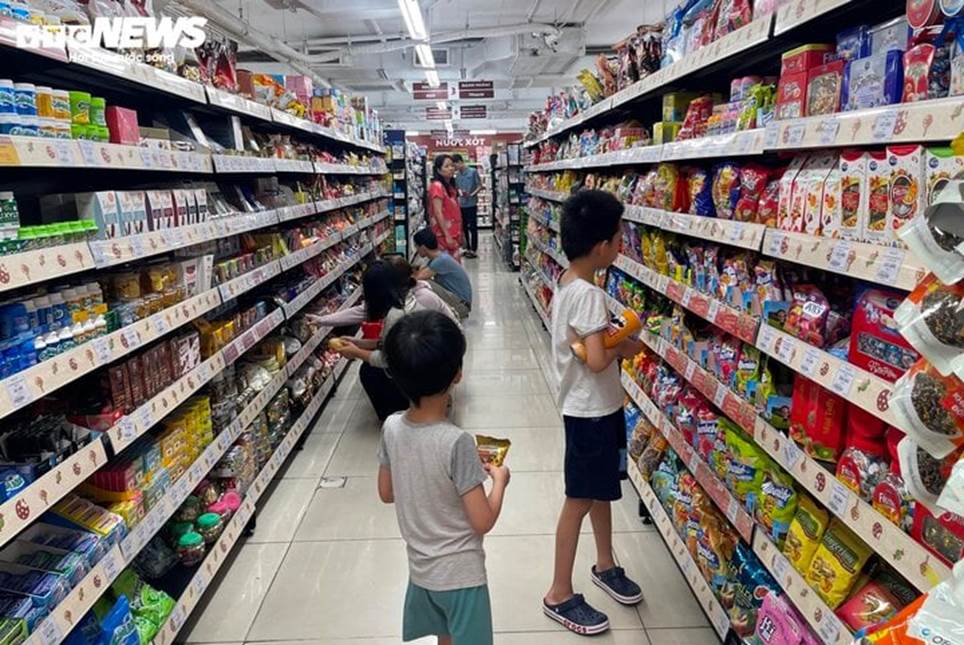 Siêu thị tích hàng, khuyến mại rầm rộ hút khách mua sắm dịp nghỉ lễ 30/4-8