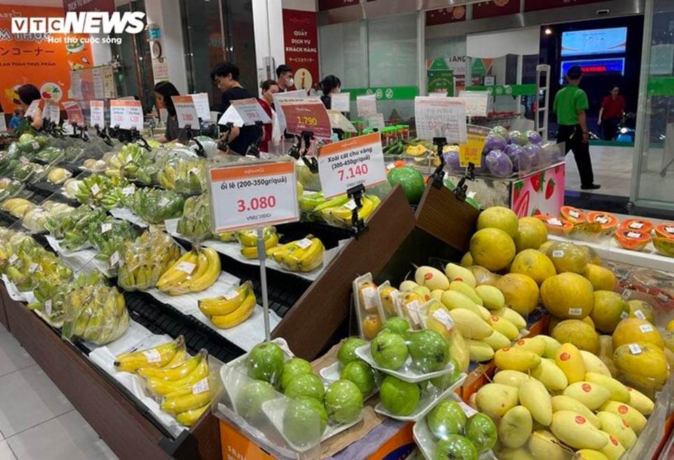 Siêu thị tích hàng, khuyến mại rầm rộ hút khách mua sắm dịp nghỉ lễ 30/4-10