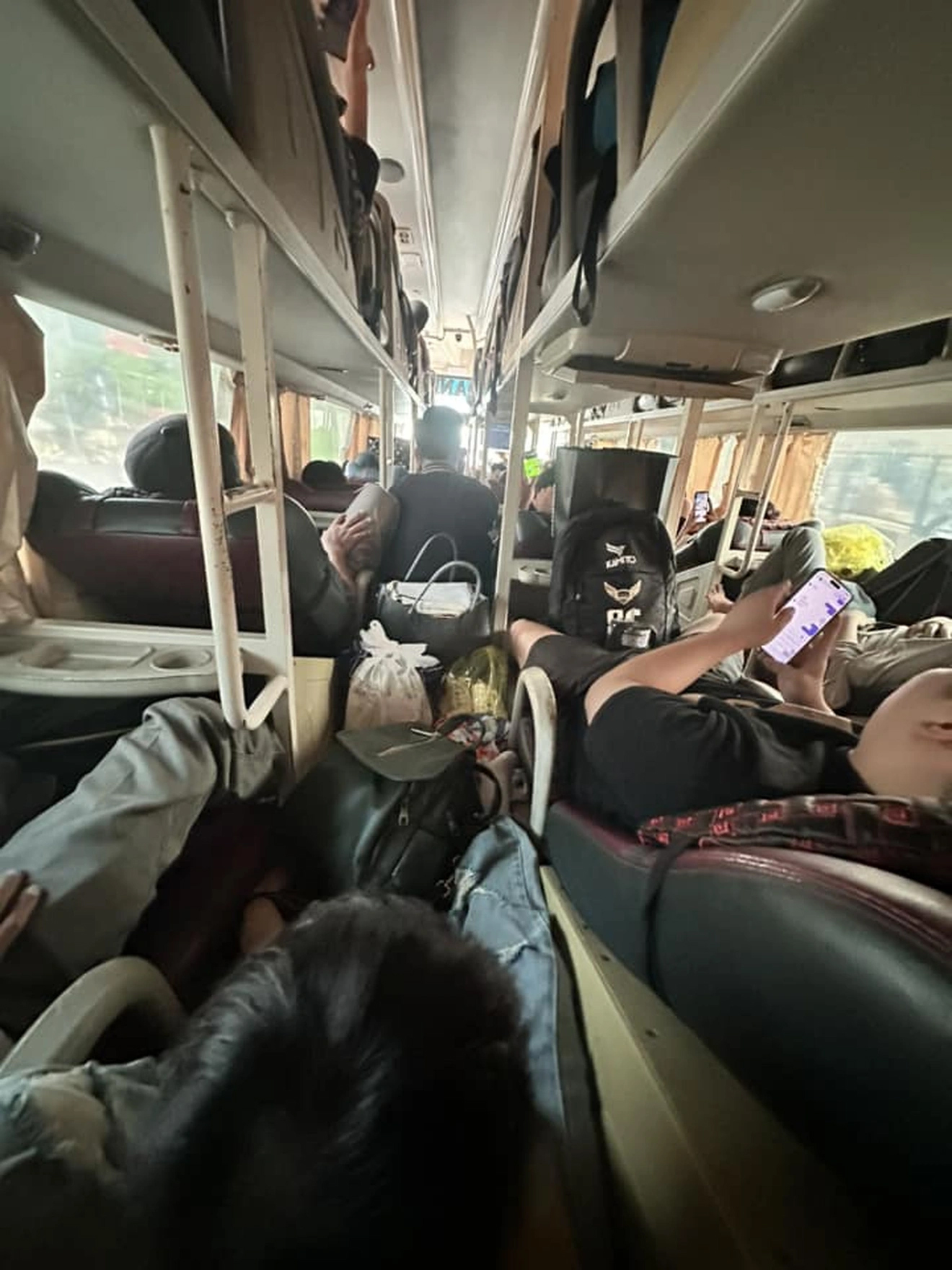 Chật vật rời Thủ đô: Về trước nửa ngày vẫn bị nhồi trên xe gần trăm người-1