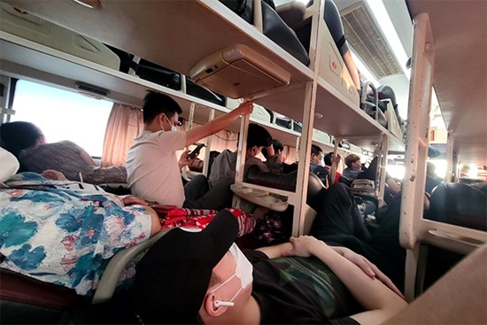 Chật vật rời Thủ đô: Về trước nửa ngày vẫn bị nhồi trên xe gần trăm người