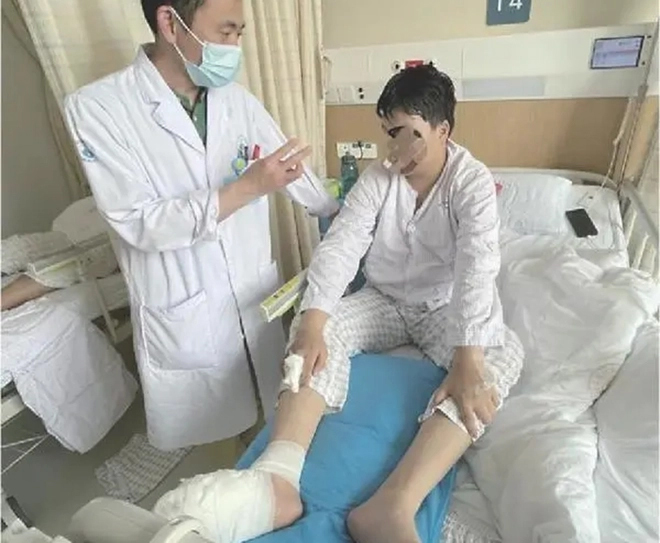 Chân nam sinh mọc đầy cục tròn cứng như đá, không thể đi lại vì uống thứ này thay nước-1